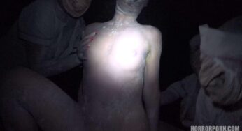 Zombiye dönüşen hemşilereler adamın sikine saldırıyor